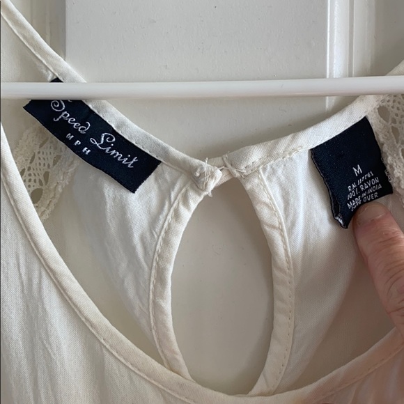 Gorgeous Flowy Dress with hints of lace - Picture 8 of 11